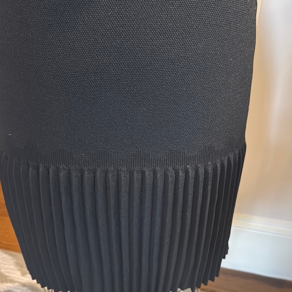 Elegant Black Dress - Picture 3 of 4